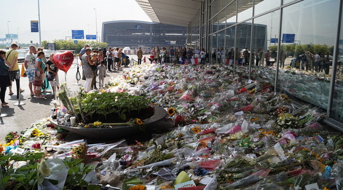 Bloemenzee op Schiphol voor slachtoffers MH17